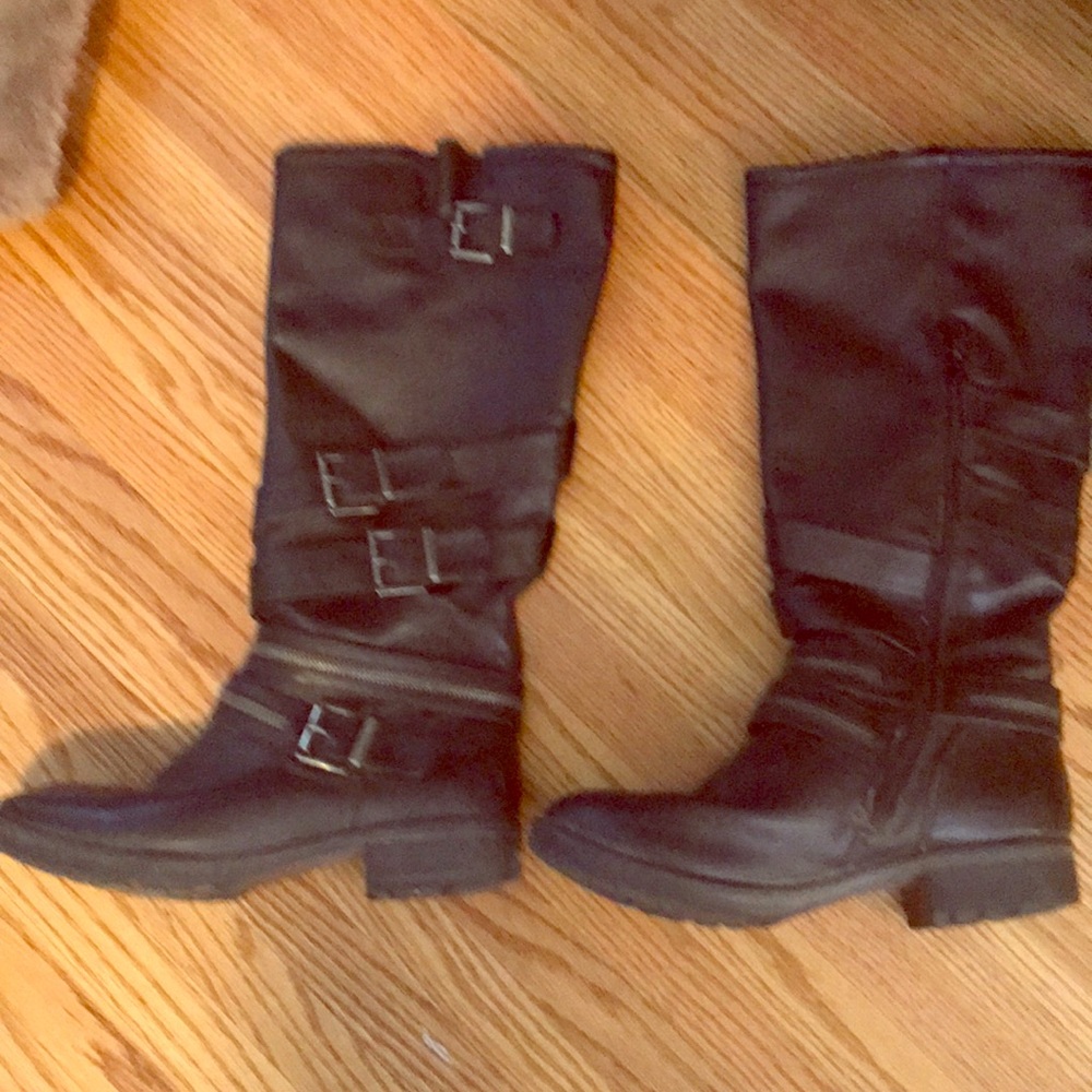 Black knee boots with 4 side / front side straps